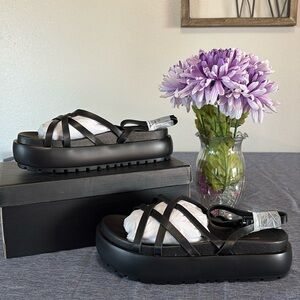 PrettyLittleThing Women’s Sz 9 NIB Black Chunky Multi Cross Strap Sandals